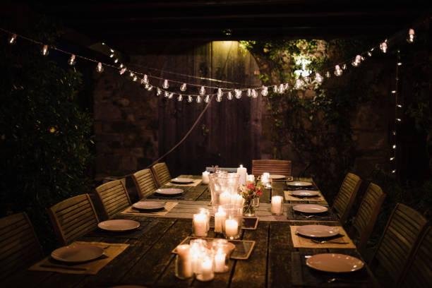 Une grande table pour les repas dans le jardin
