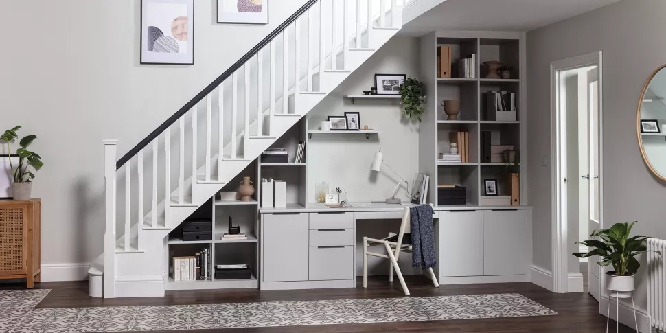 Ajoutez un petit meuble de bureau sous l'escalier pour un gain de place
