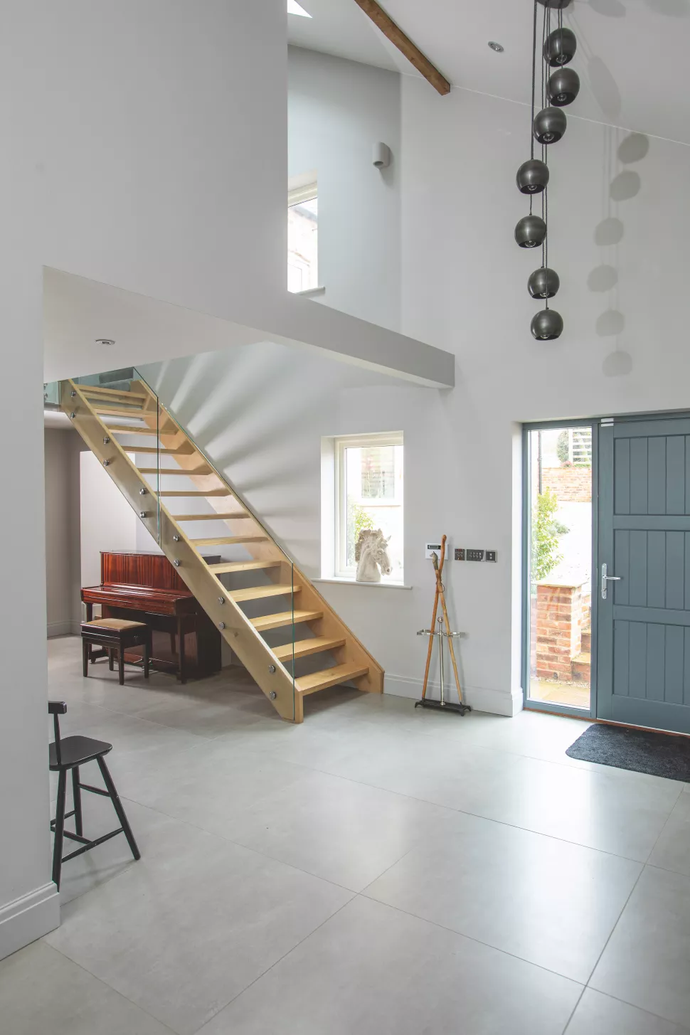 Choisissez un escalier en verre pour une entrée claire et ouverte