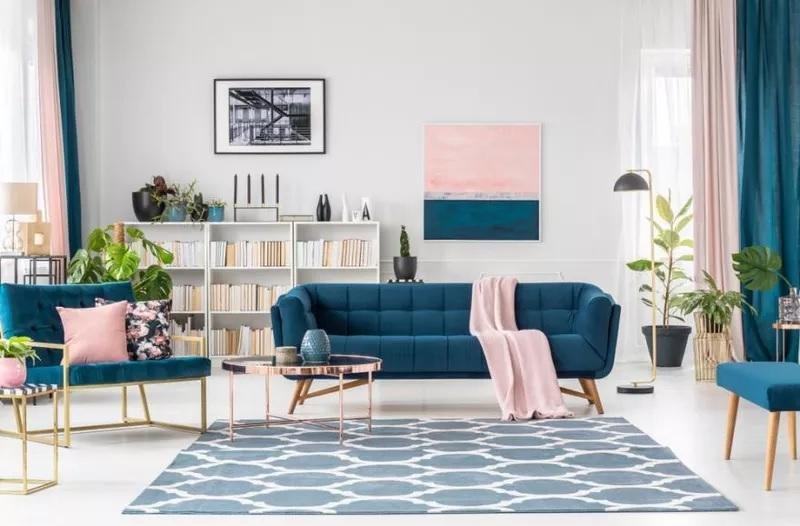 Combinez le bleu canard avec le rose et le bois dans le salon