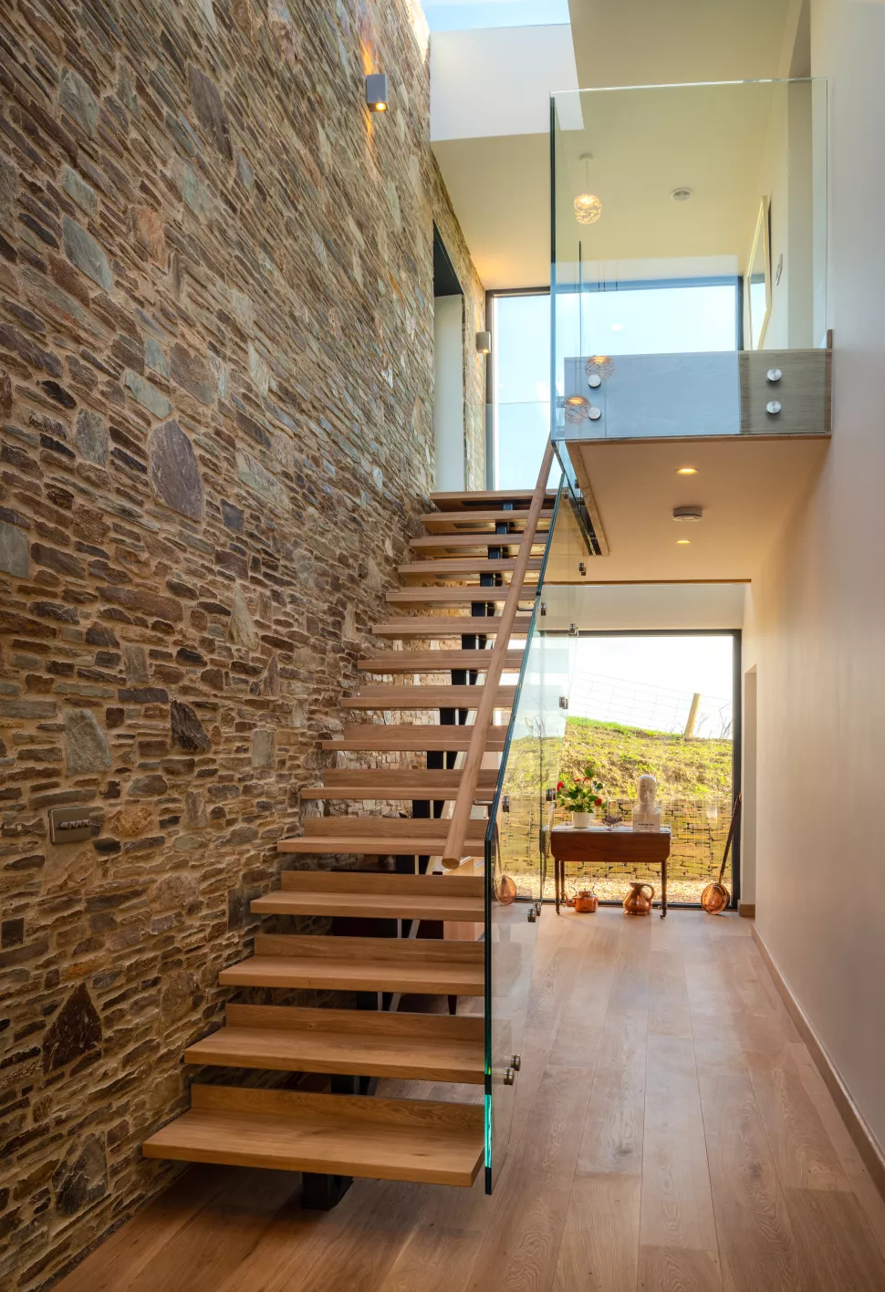 Créez un escalier en verre flottant et métal