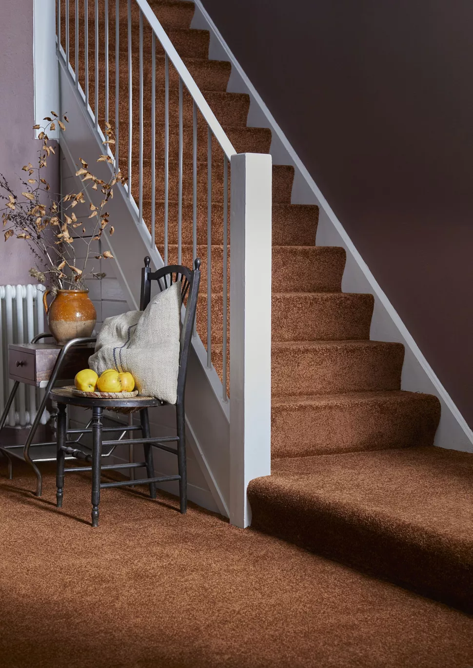 Décorez un escalier intérieur avec un tapis douillet