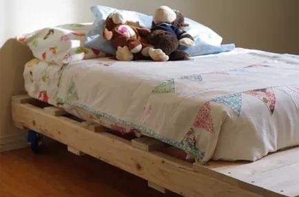 Lit d'enfant en palette DIY avec rangement de The Mombot