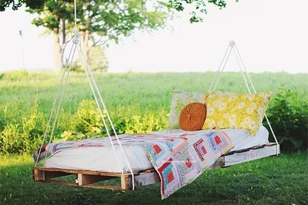 Lit en palette suspendu pour le jardin