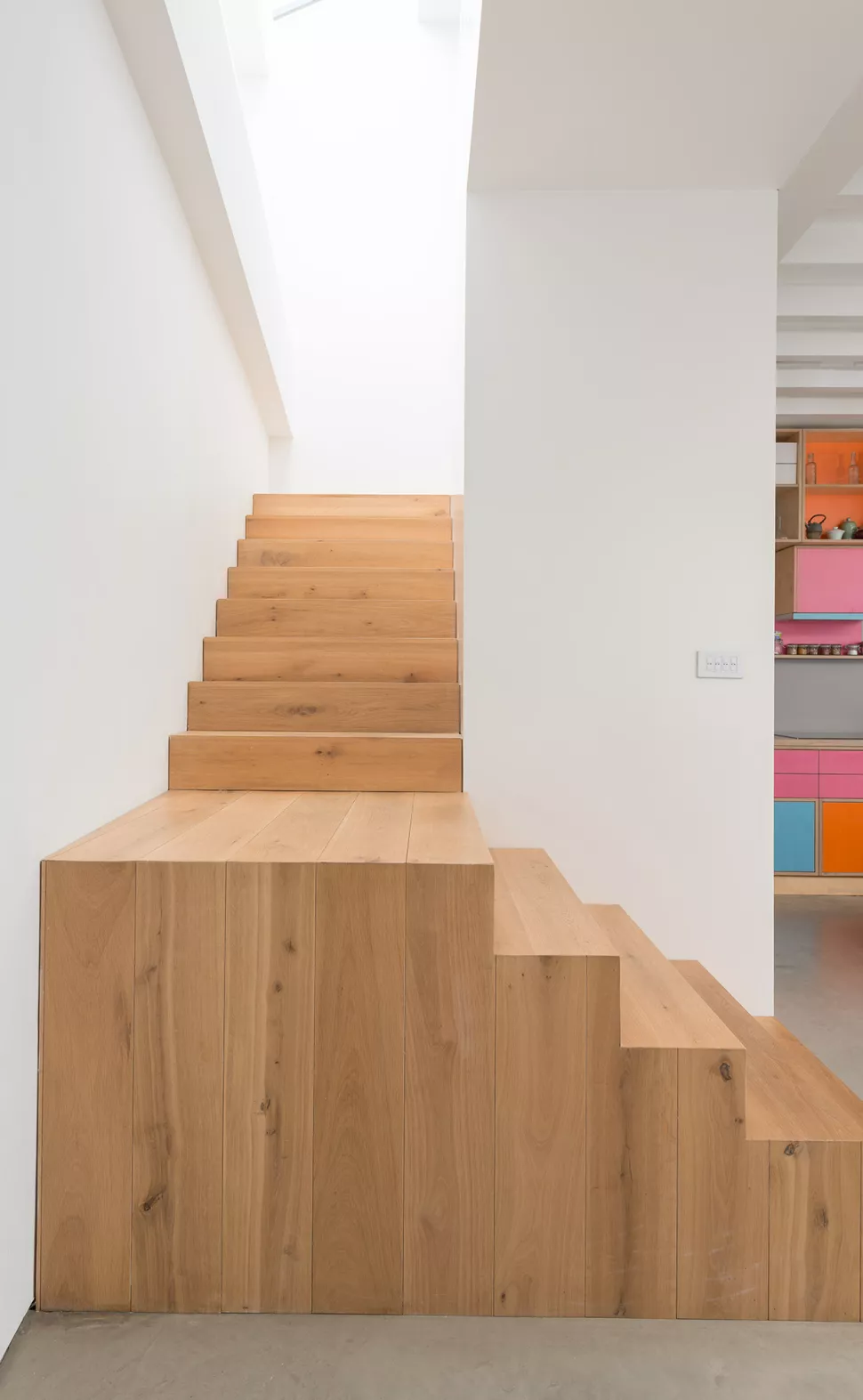 Ouvrez un escalier sombre et fermé