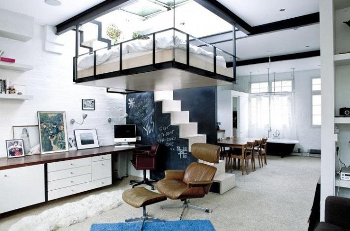 Petit studio original mezzanine avec lit suspendu design