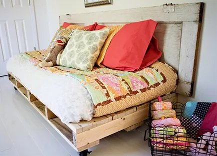 Lit de lecture banquette en palettes