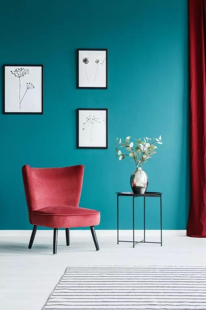 Un grand mur bleu canard avec du rouge