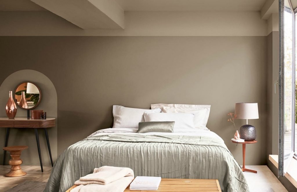 Une chambre à coucher à la déco romantique avec une palette de couleurs taupe