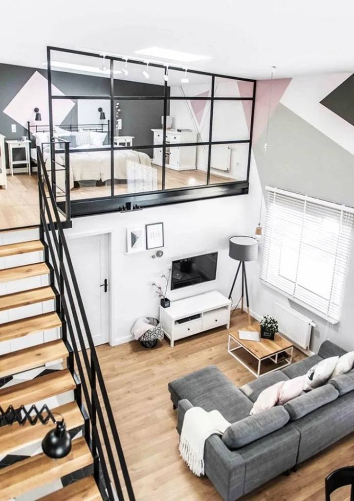 Une mezzanine avec une baie vitrée et des touches de couleurs pastel sur le mur