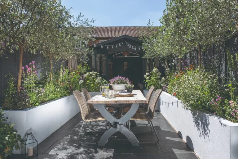 Clôturez votre terrasse ou espace repas extérieur avec des palissades ou de grands panneaux