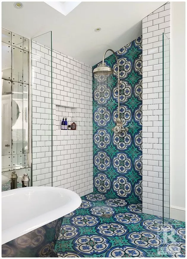 Des carreaux de ciment avec des nuances de bord de mer