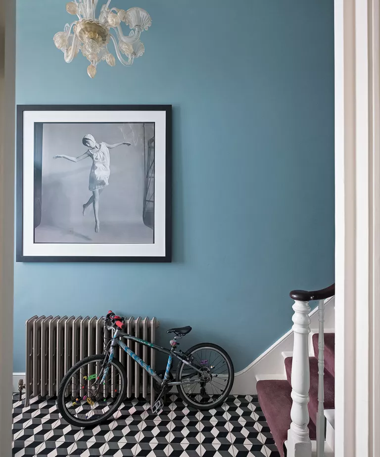 Devriez-vous peindre votre couloir de la même couleur que votre salon