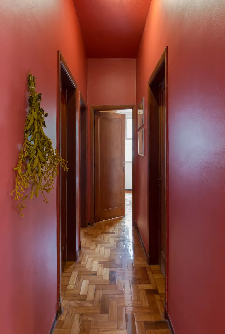 Peindre un couloir en noir, rouge ou brun