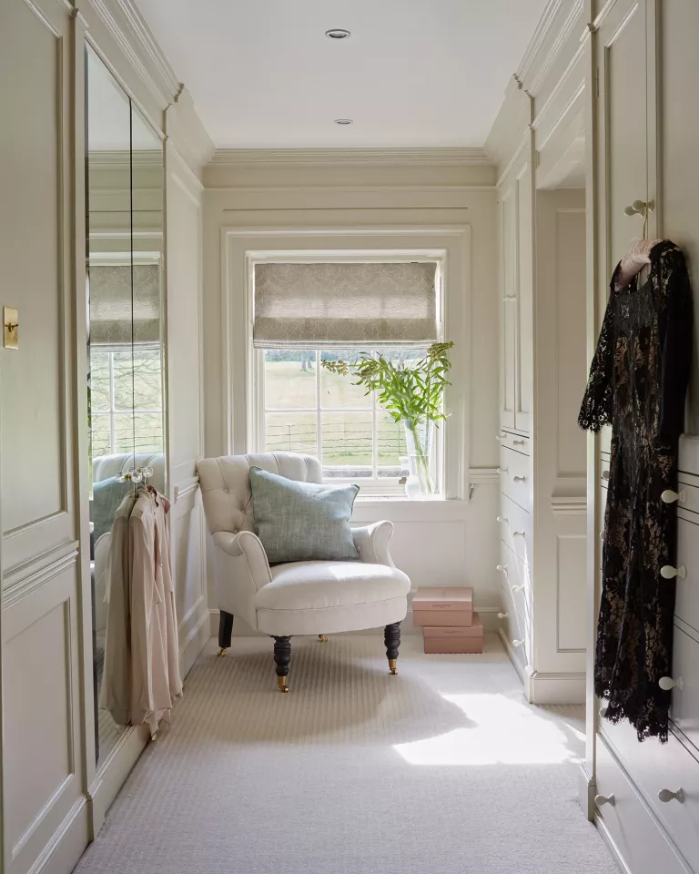 Un grand dressing ouvert mural