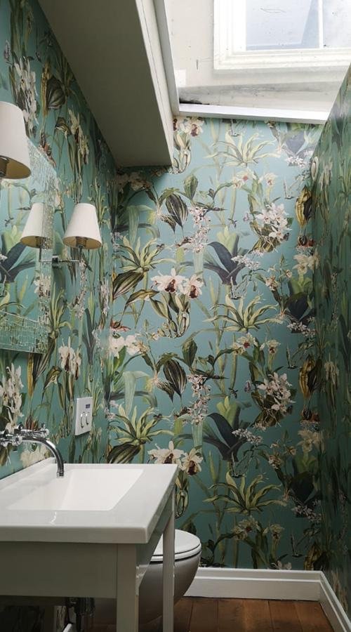 Ajouter une touche personnelle avec du papier peint pour salle de bain