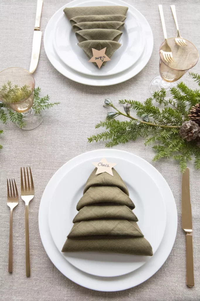Décoration de table en serviettes de table en forme de sapin de Noël