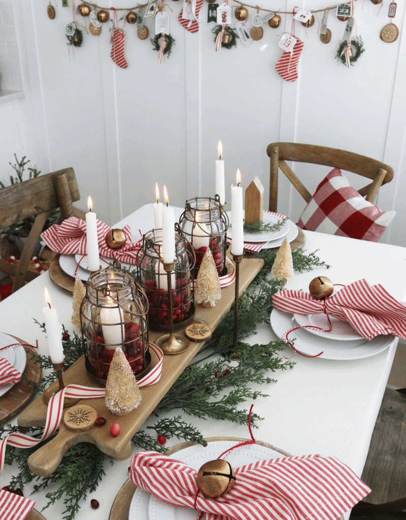 Décorations de table de Noël avec des touches de rouge et de blanc