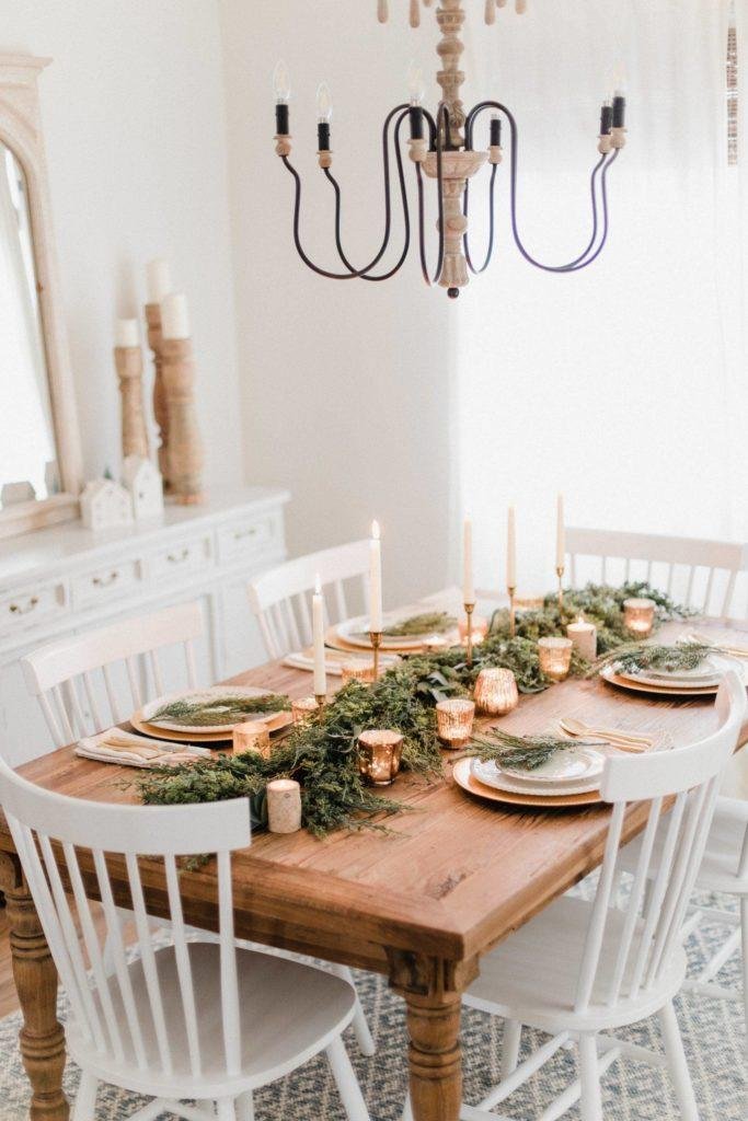 Une table romantique éclairée aux bougies