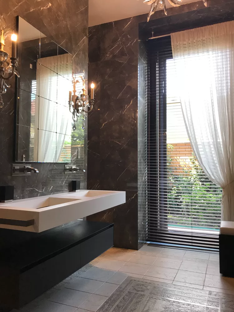 Ajoutez des rideaux fluides à votre salle de bains spa à la maison
