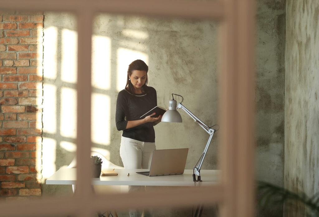Comment choisir la bonne lampe de bureau pour illuminer votre espace de travail Comment choisir la bonne lampe de bureau pour illuminer votre espace de travail