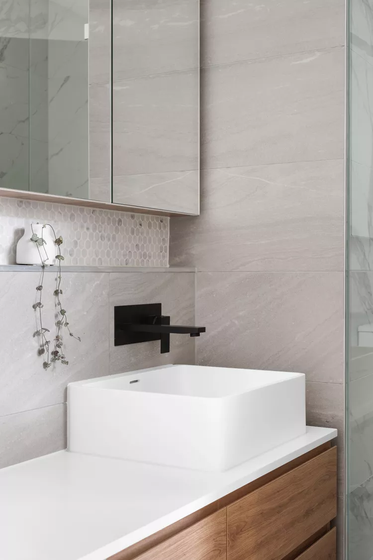 Réduisez le désordre visuel dans votre salle de bains spa à la maison