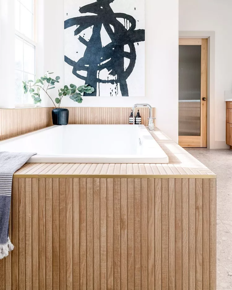 Utilisez du bois naturel dans votre salle de bains spa à la maison
