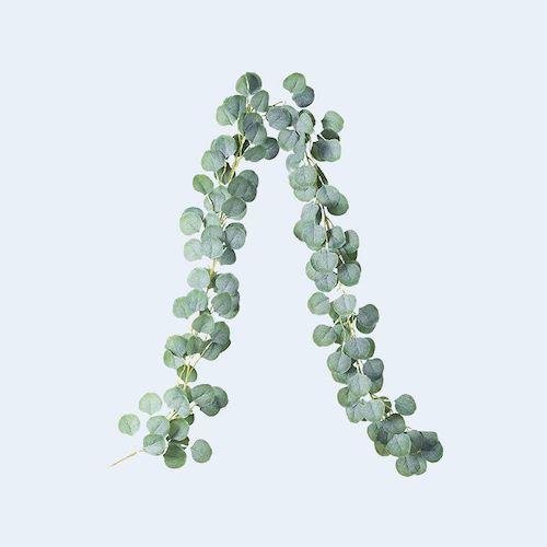 Décorer pour le printemps avec une guirlande sur la cheminée