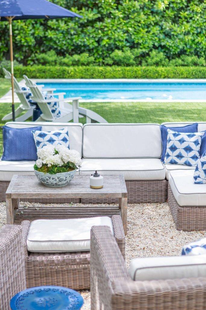 Un espace de vie extérieur cohérent avec des coussins d'extérieur
