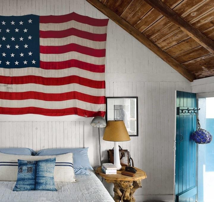 La chambre à coucher un clin d'œil au passé avec un drapeau centenaire