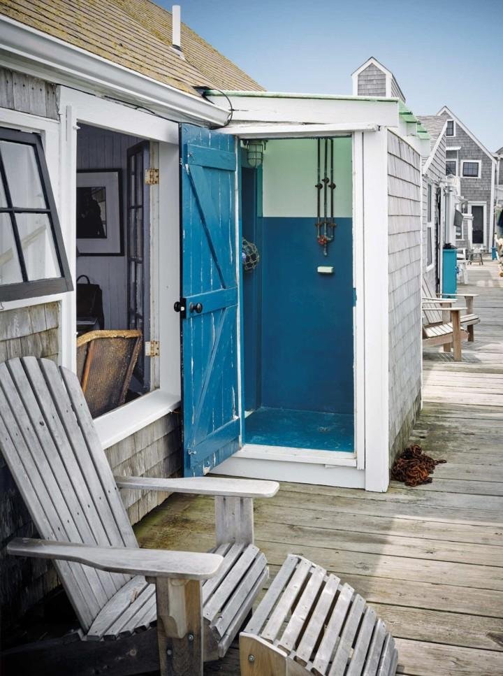 La douche attenante à la cabane de pêcheur une nouvelle couche de peinture bleue