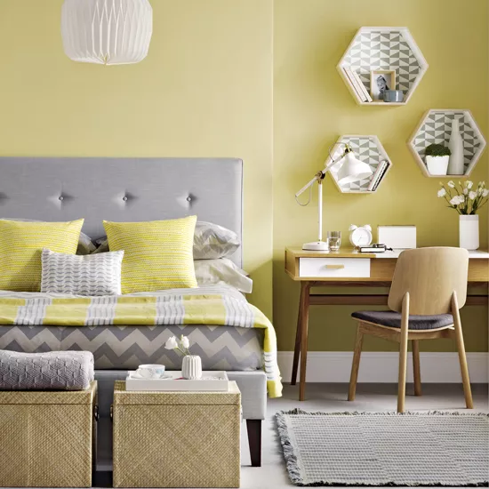 Chambre moderne avec peinture en fond jaune pale