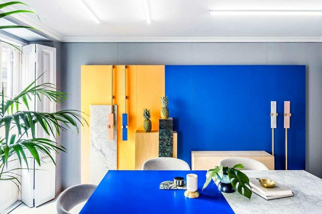 Déco bleu électrique et couleurs primaires