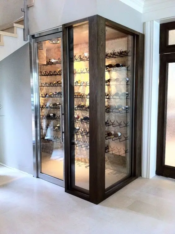 Style minimaliste avec une cave à vin sous escalier vitrée