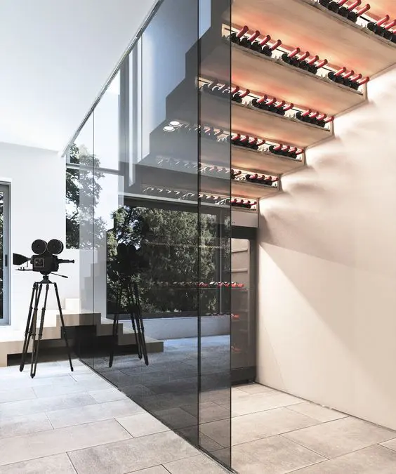 Style moderne avec une cave à vin sous escalier design