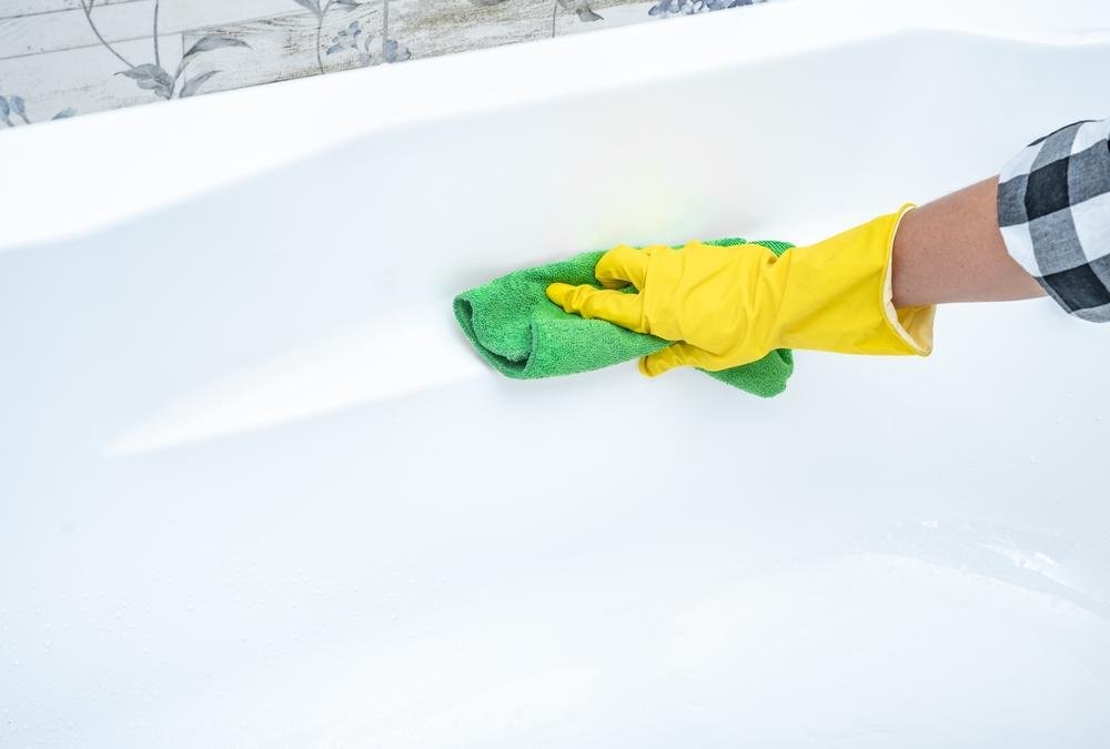 Polissage de la surface de votre vieille baignoire