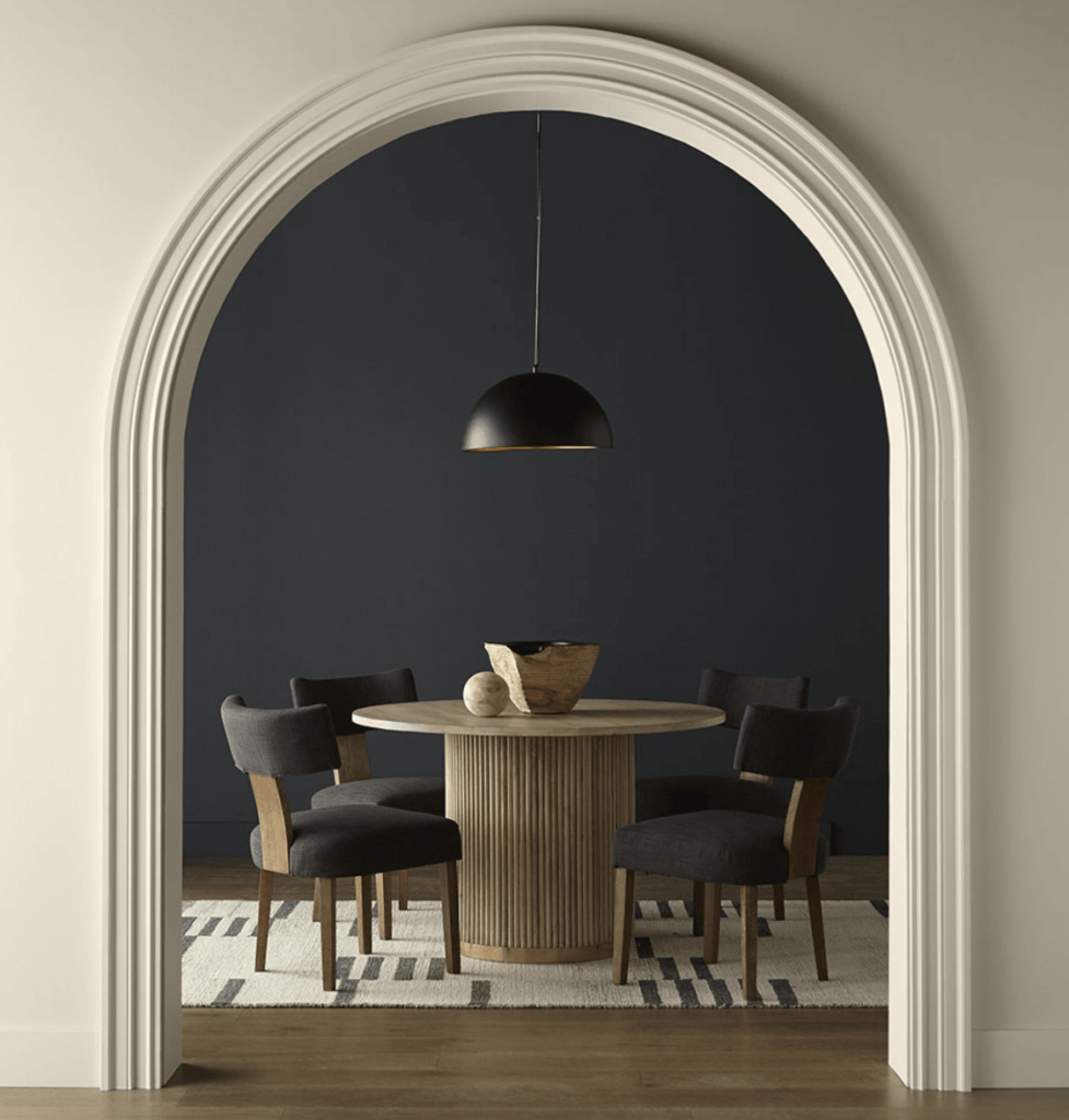 Adoptez les couleurs foncées en 2024 avec Poivre concassé (Cracked Pepper)