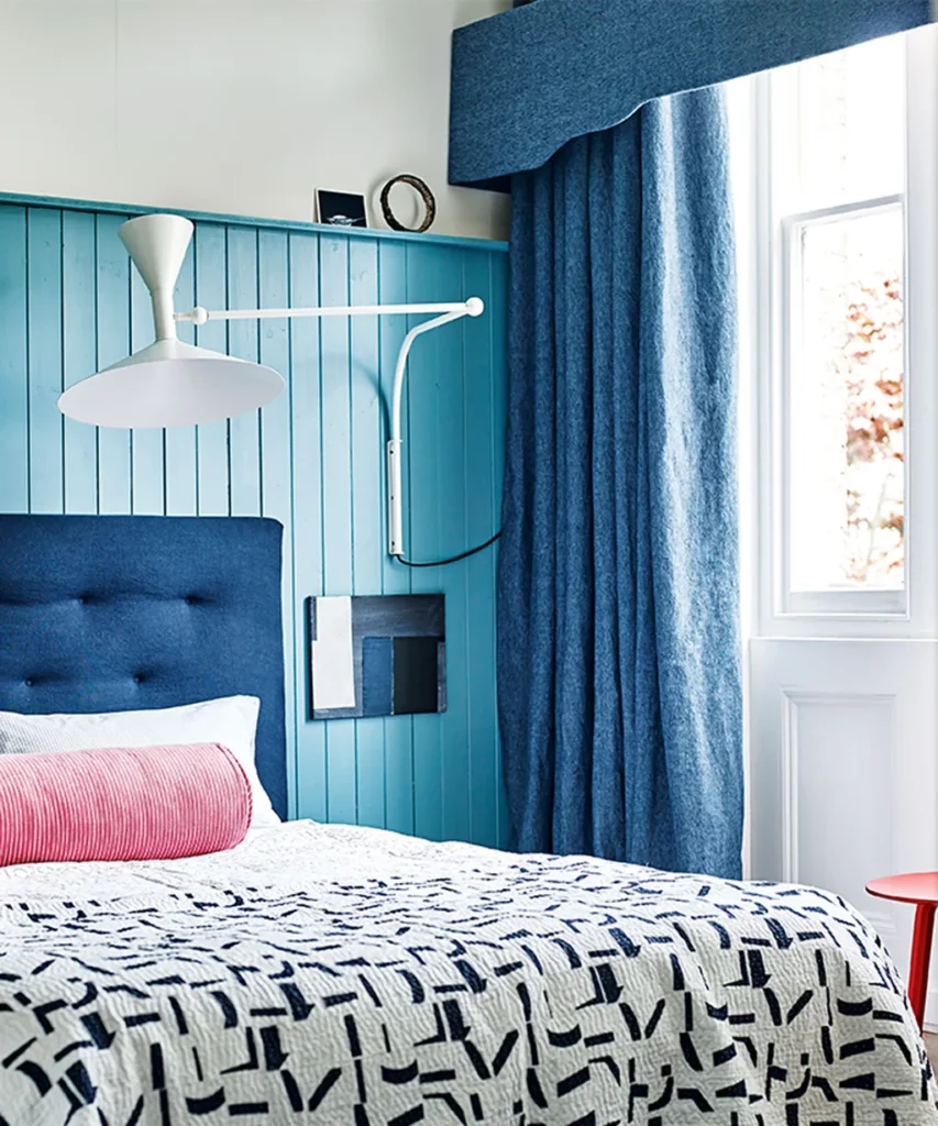 Assortir le bleu sarcelle avec des accents roses et bleu marine Assortir le bleu sarcelle avec des accents roses et bleu marine
