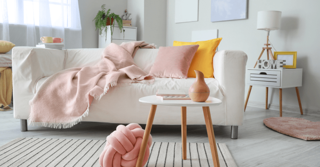 Des combinaisons de couleurs rose vif et blanc doux pour une touche féminine