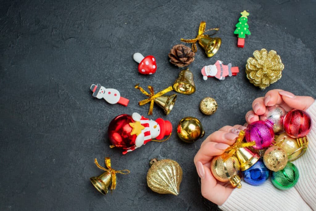 boules en verre soufflé très colorées, les formes figuratives un peu naïves (champignons, petits personnages boules en verre soufflé très colorées, les formes figuratives un peu naïves (champignons, petits personnages