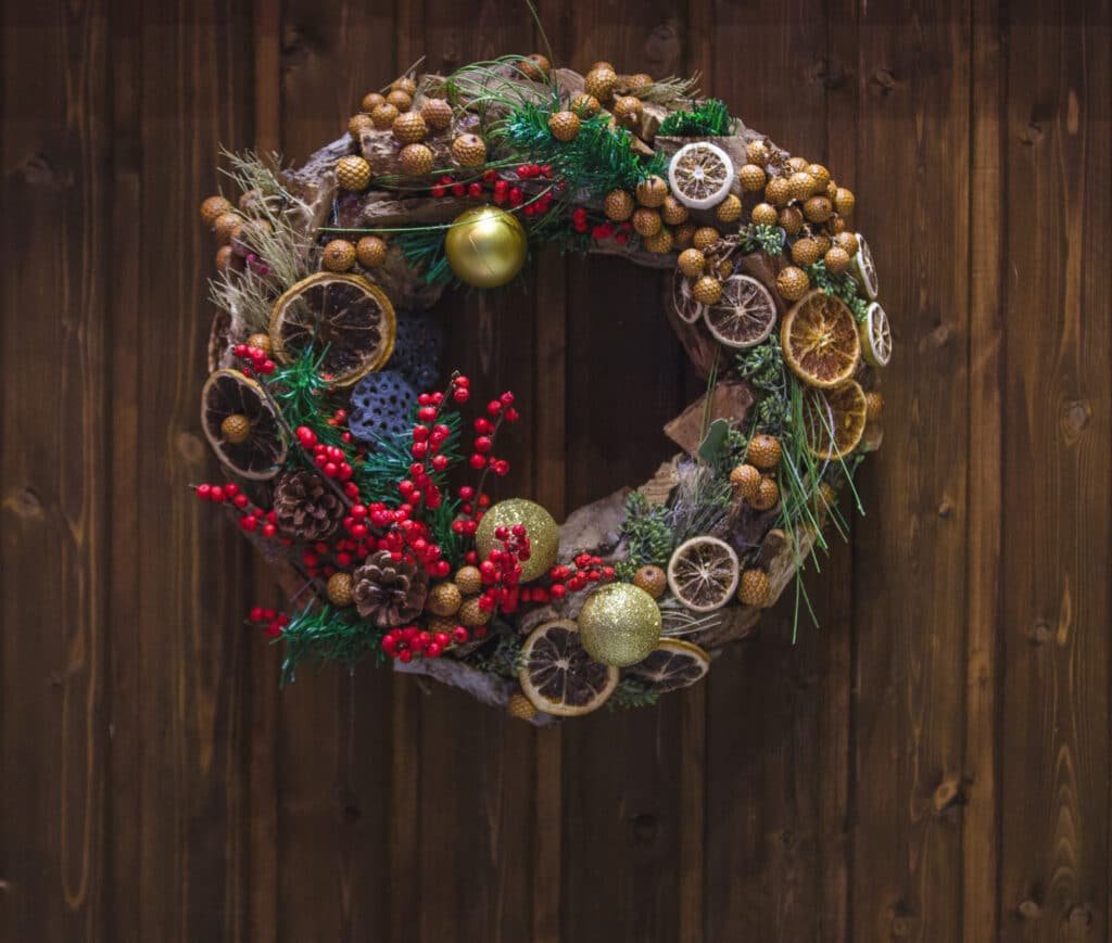 couronne de noel papier mâché recyclé, d'ornements en bois tourné, de guirlandes de fruits séchés couronne de noel papier mâché recyclé, d'ornements en bois tourné, de guirlandes de fruits séchés