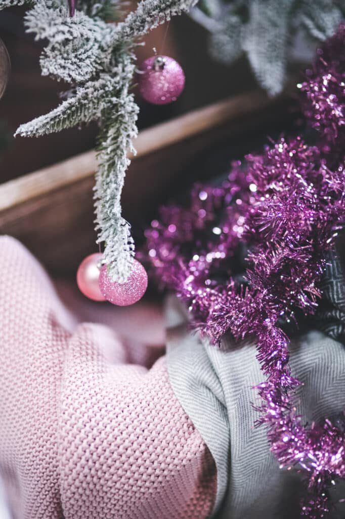 tendance deco noel 2025 Mystic Plum violet profond, prune, magenta tendance deco noel 2025 Mystic Plum violet profond, prune, magenta