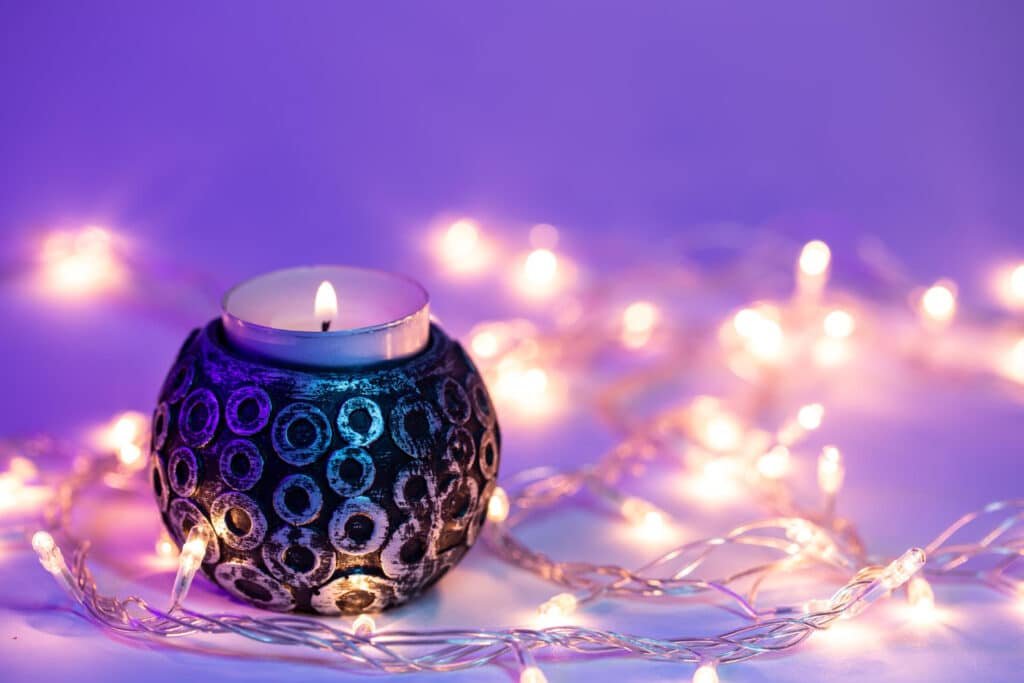 tendance décoration noël 2025 2026 Mystic Plum violet profond, prune, magenta tendance décoration noël 2025 2026 Mystic Plum violet profond, prune, magenta