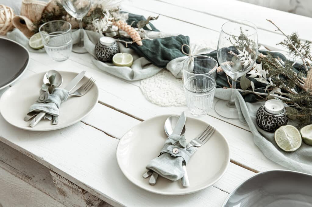 Table de noel complète vert sauge avec lin et eucalyptus