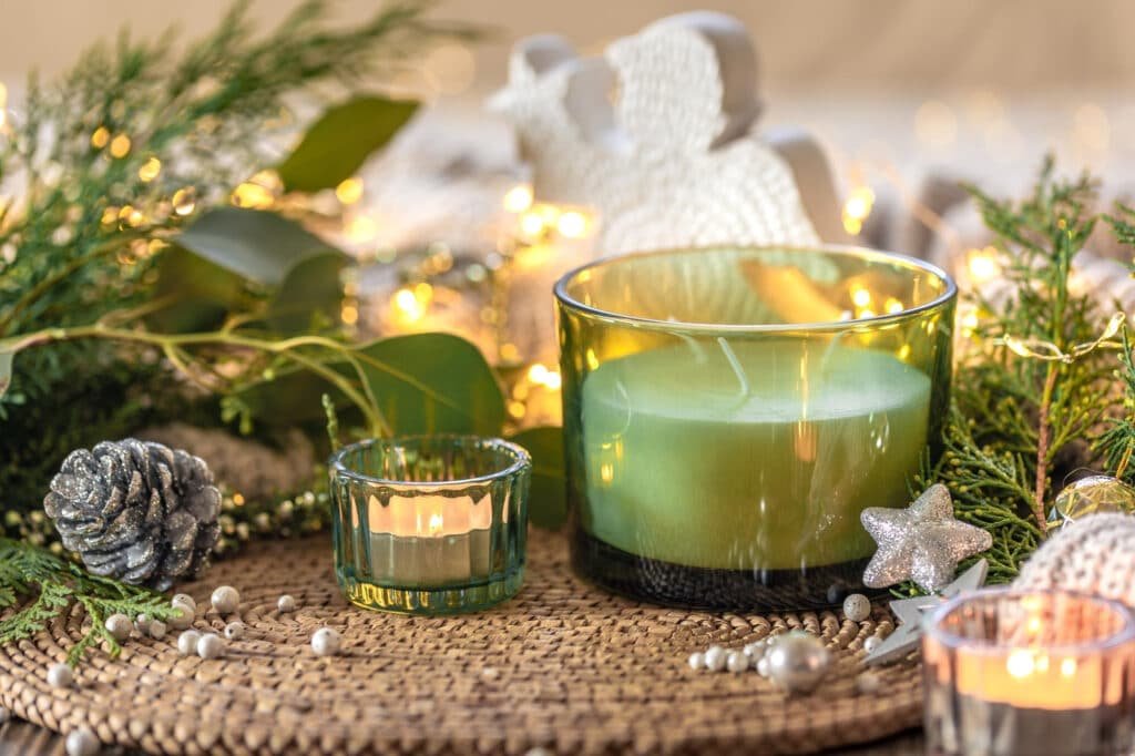 centre de table de noel minimaliste trois bougies + verdure