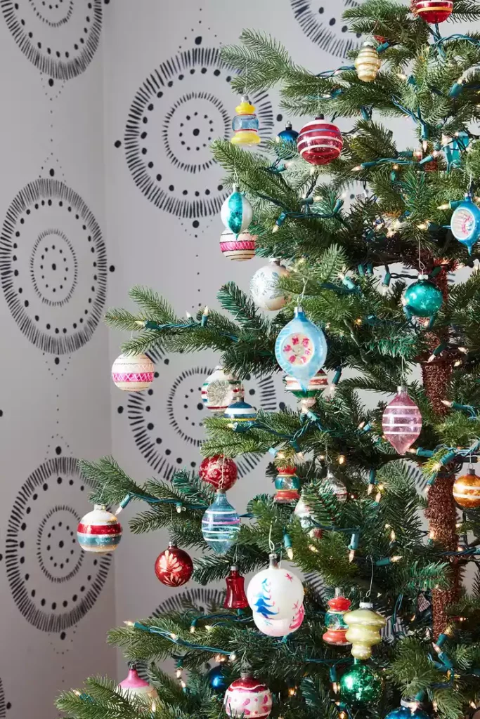 Décorer le sapin dans un esprit rétro original