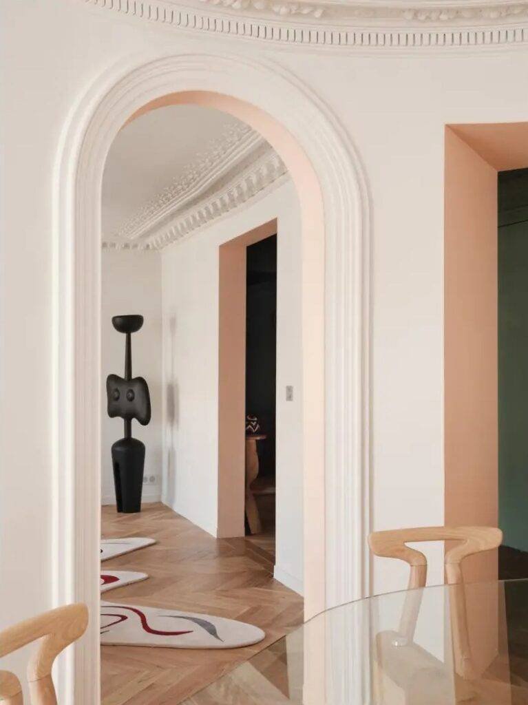 Une déco avec courbes et charme contemporain pour cet appart parisien de luxe Une déco avec courbes et charme contemporain pour cet appart parisien de luxe