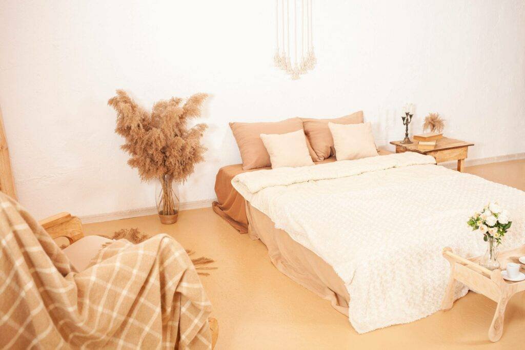Utiliser une palette feutrée et terreuse pour un style minimaliste chaleureux