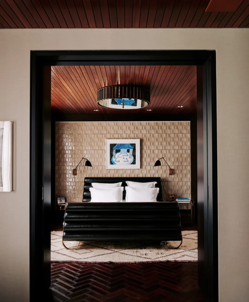 Sol en cuir, mur carrelé et plafond en lattes de bois