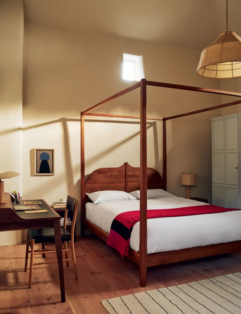 Une chambre principale très stylée avec ce lit à baldaquin